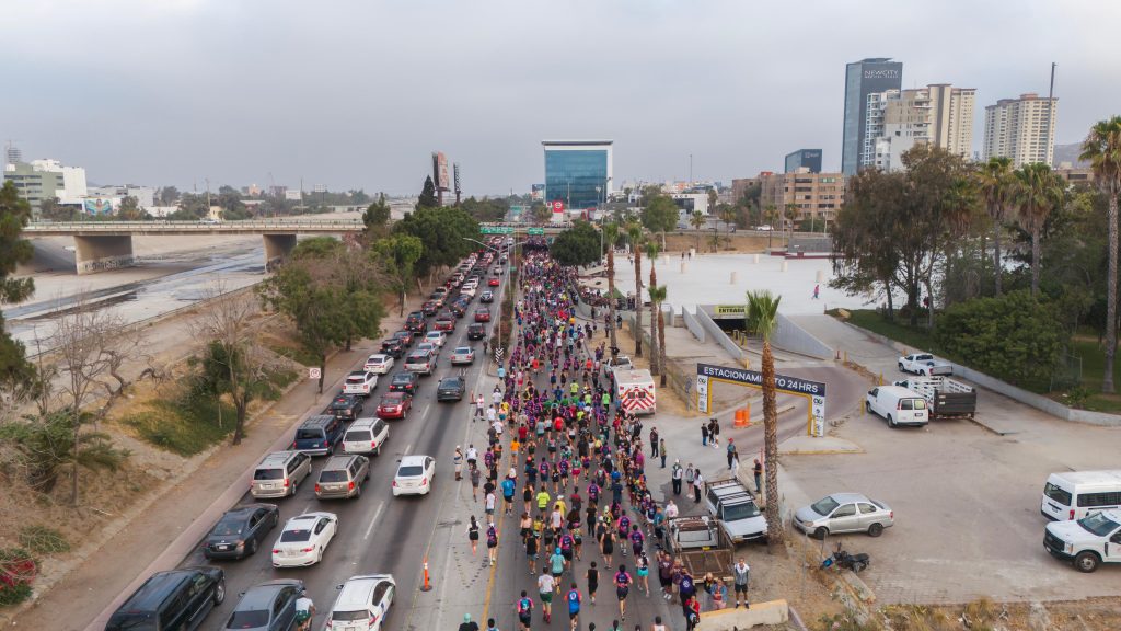 Cientos de corredores participan en el Medio Maratón Internacional de Tijuana