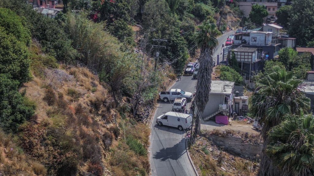 Hallan dos cadáveres a bordo de una camioneta