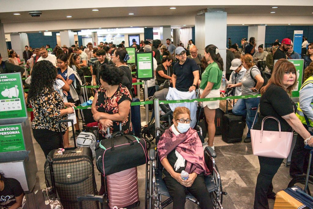 Cientos de usuarios del Aeropuerto de Tijuana varados tras falla informática