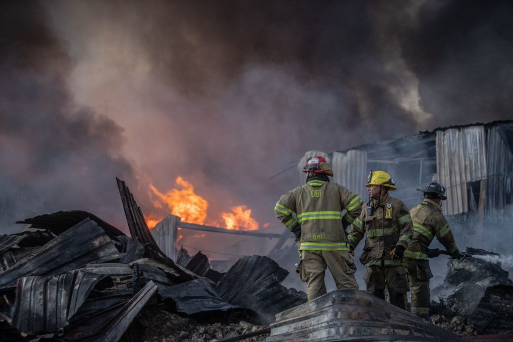 Incendio consume tres empresas en la zona Este