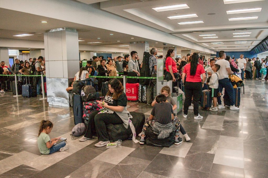 Cientos de usuarios del Aeropuerto de Tijuana varados tras falla informática
