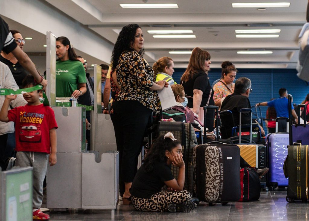 Cientos de usuarios del Aeropuerto de Tijuana varados tras falla informática