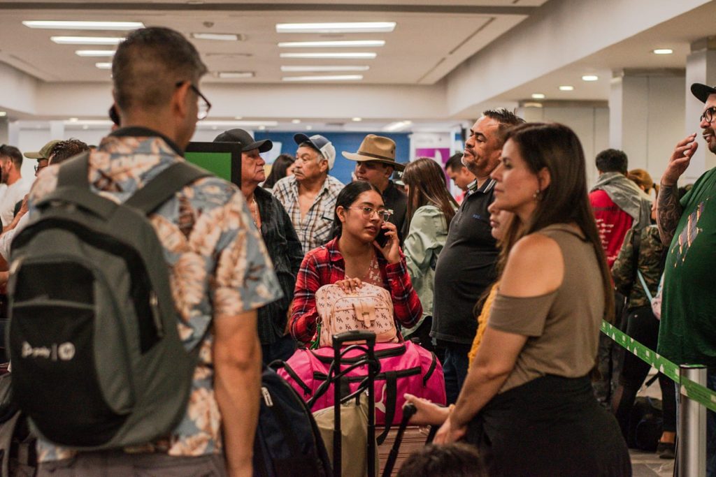 Cientos de usuarios del Aeropuerto de Tijuana varados tras falla informática
