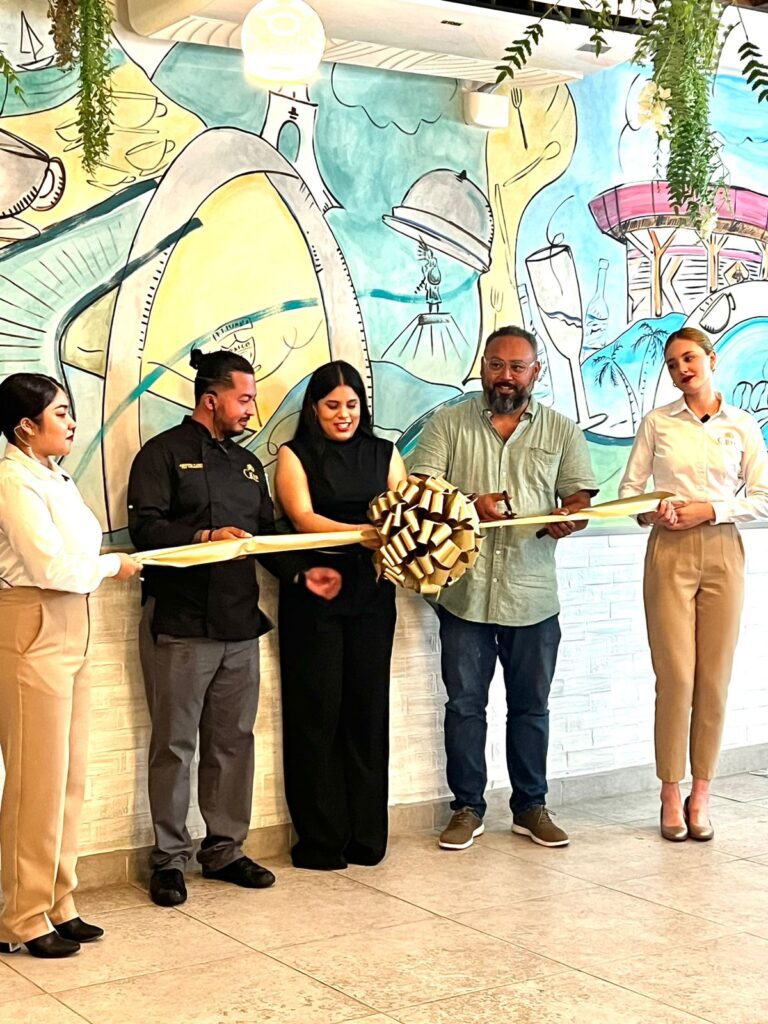 Inauguran galería de arte y un mural de Enrique Chiu en Restaurante CRUCE