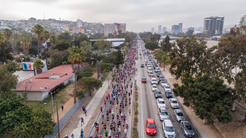 Cientos de corredores participan en el Medio Maratón Internacional de Tijuana