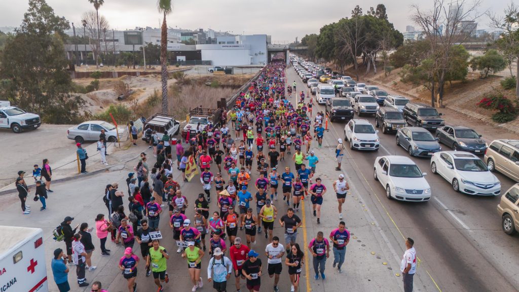 Cientos de corredores participan en el Medio Maratón Internacional de Tijuana