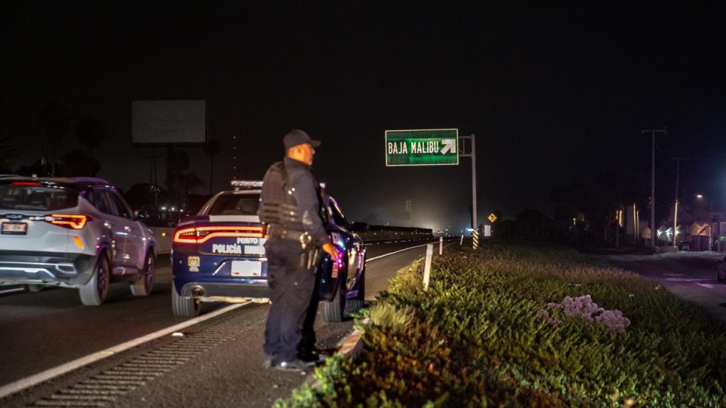 Conductor ebrio vuelca sobre la carretera Escénica Tijuana a Rosarito
