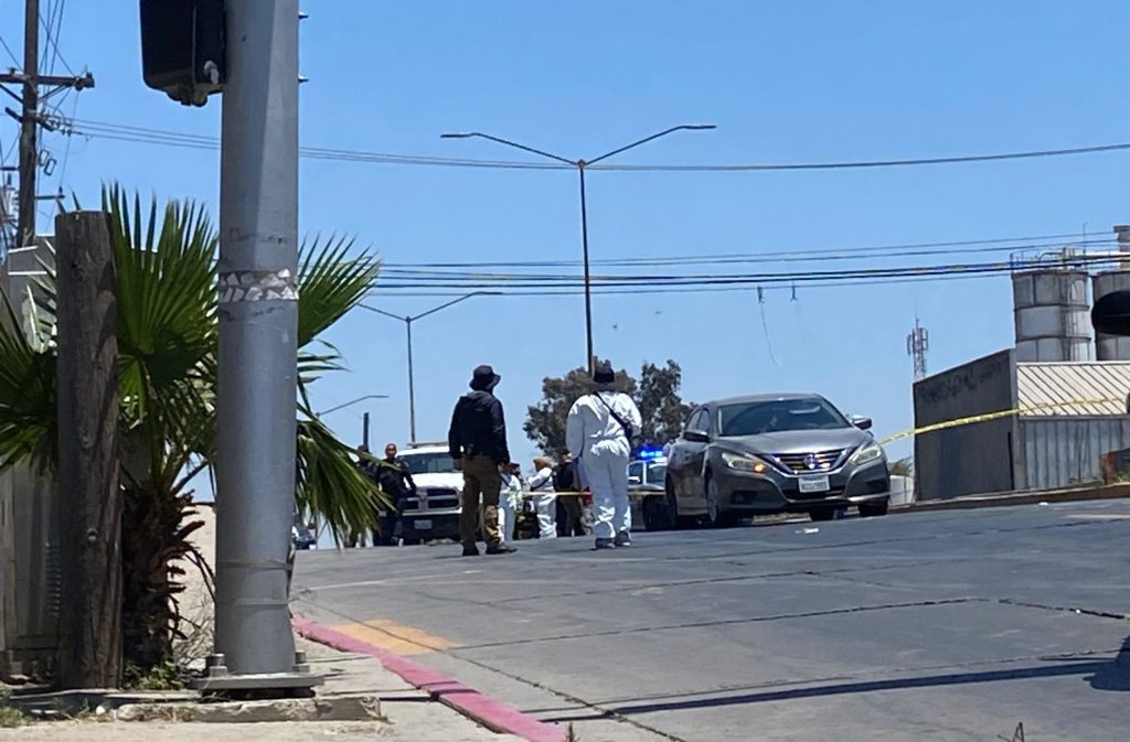 Acribillan a pareja mientras viajaban en un auto; niña resulta ilesa