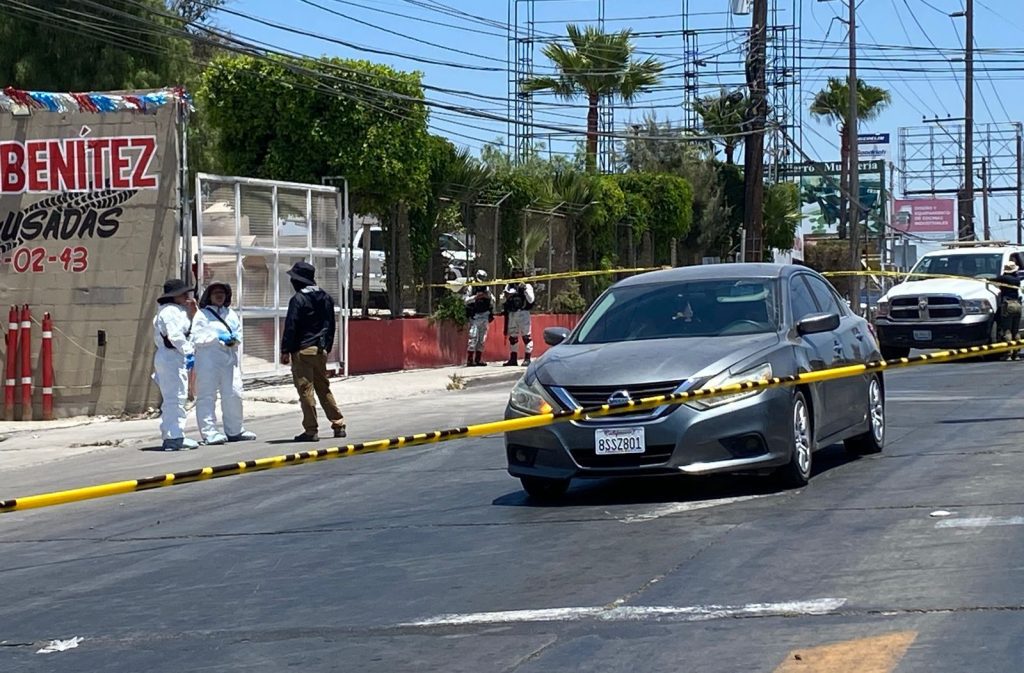 Acribillan a pareja mientras viajaban en un auto; niña resulta ilesa