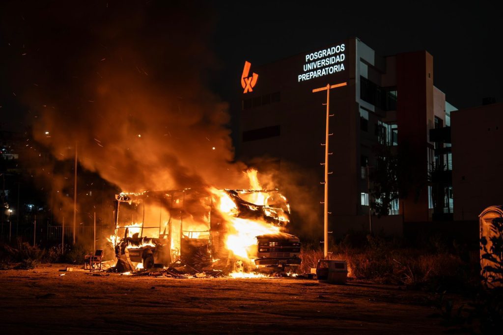 Casa rodante se incendia a un costado de Vía Rápida Alamar