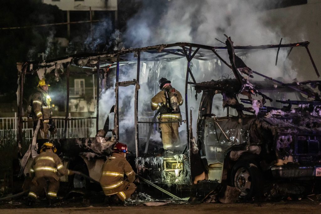 Casa rodante se incendia a un costado de Vía Rápida Alamar