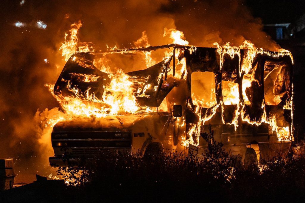 Casa rodante se incendia a un costado de Vía Rápida Alamar