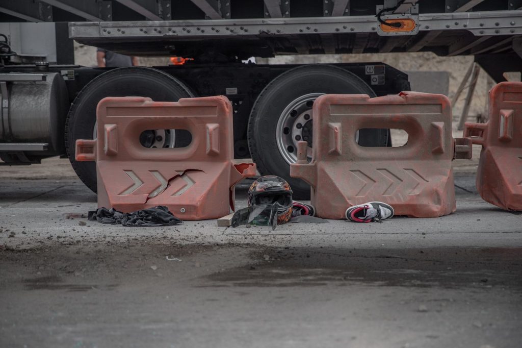Un lesionado en choque entre auto, tráiler y moto Un lesionado en choque entre auto, tráiler y moto