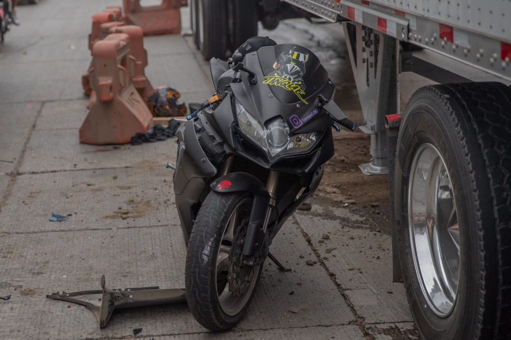 Un lesionado en choque entre auto, tráiler y moto Un lesionado en choque entre auto, tráiler y moto