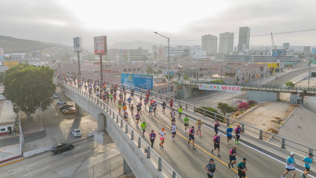 Cientos de corredores participan en el Medio Maratón Internacional de Tijuana