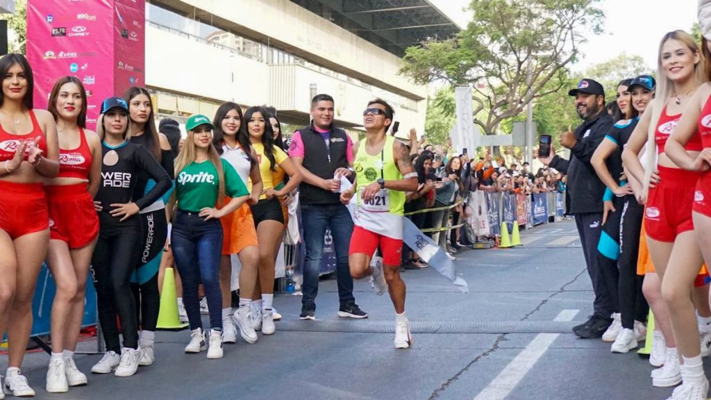 Cientos de corredores participan en el Medio Maratón Internacional de Tijuana