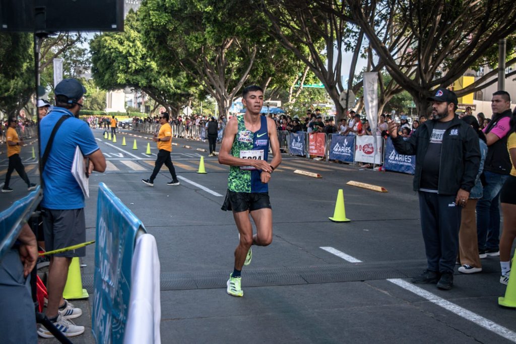 Cientos de corredores participan en el Medio Maratón Internacional de Tijuana