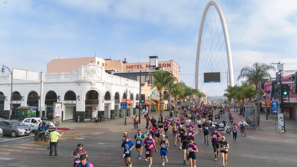 Cientos de corredores participan en el Medio Maratón Internacional de Tijuana