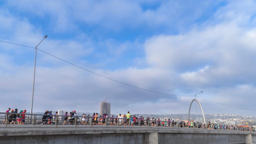 Cientos de corredores participan en el Medio Maratón Internacional de Tijuana
