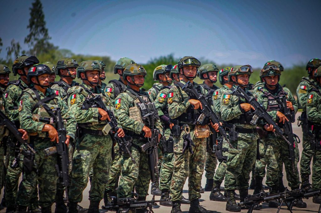Llegan militares a Culiacán para reforzar seguridad tras captura de El Mayo