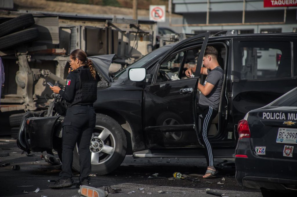 Roban auto, provocan persecución y choque