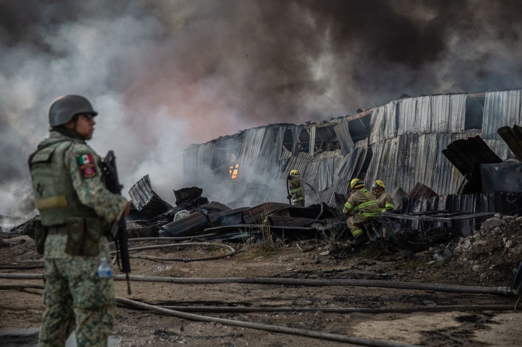 Incendio consume tres empresas en la zona Este