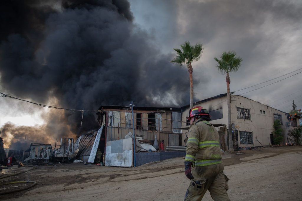 Incendio consume tres empresas en la zona Este