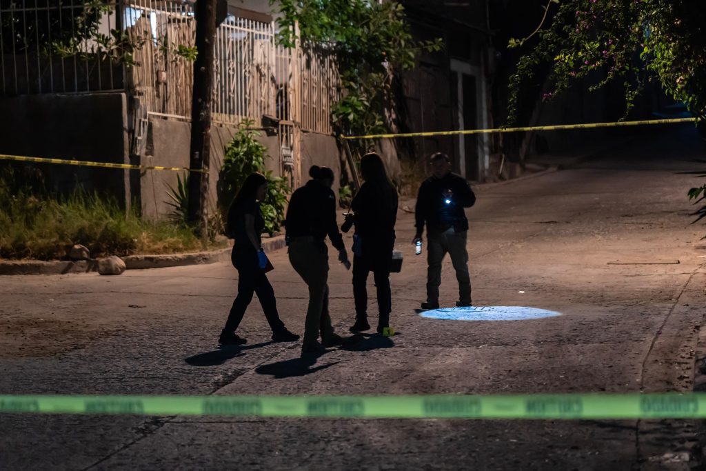 Padre e hija son atacados a balazos en Los Pinos