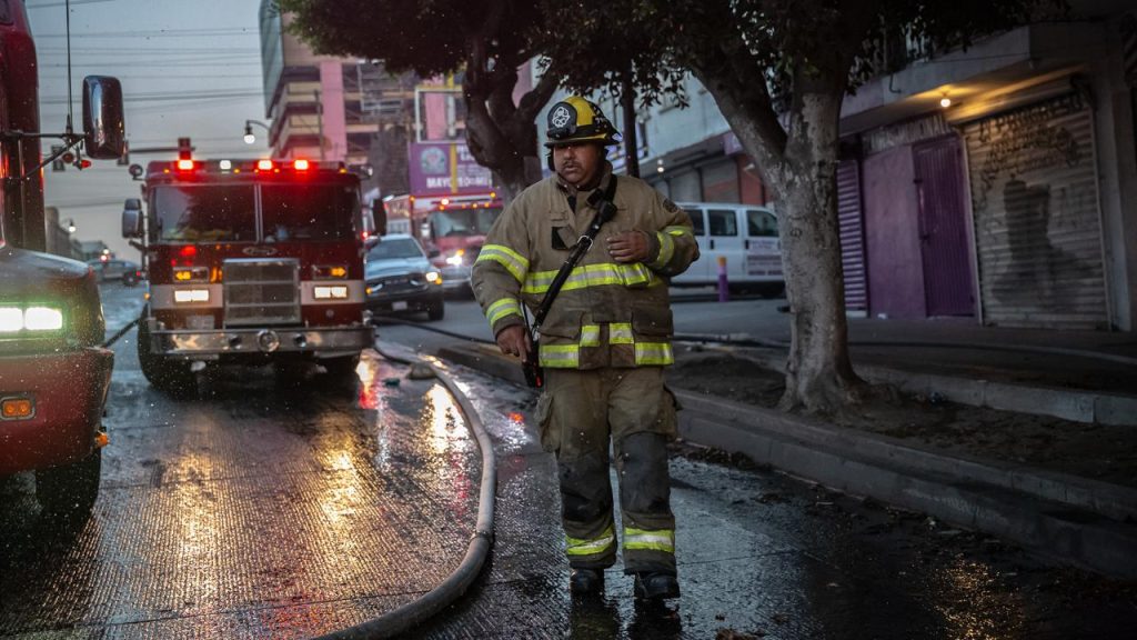 Colapsan departamentos en el centro tras incendio