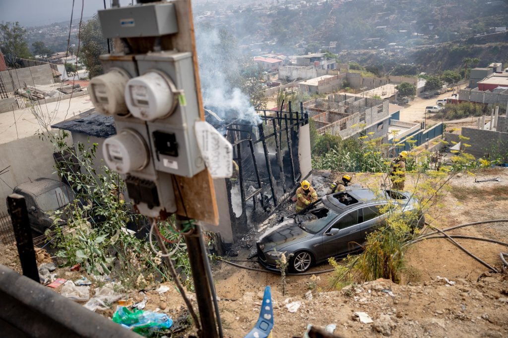 Se cuelgan de poste de luz para cargar un Tesla y se incendia