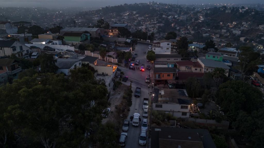Motociclista cae en una zanja del puente México