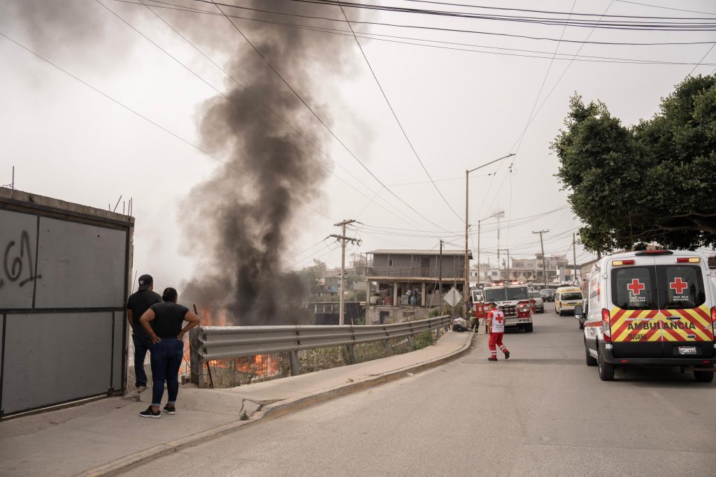 Se cuelgan de poste de luz para cargar un Tesla y se incendia