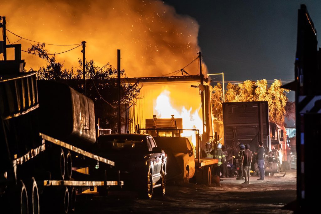 Por corto circuito se incendia taller mecánico en carretera Aeropuerto