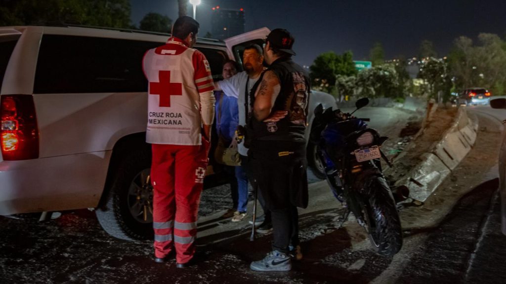Motociclista cae en una zanja del puente México