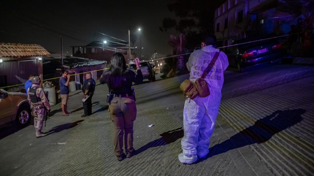 Motociclista cae en una zanja del puente México