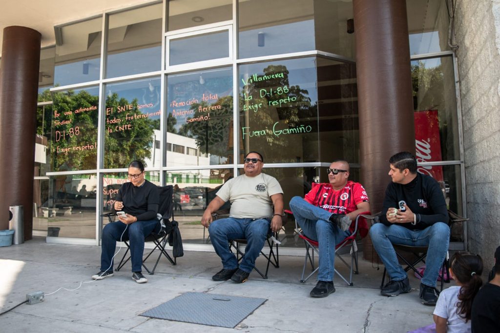 Maestros del CNTE continúan con manifestaciones por falta de pagos