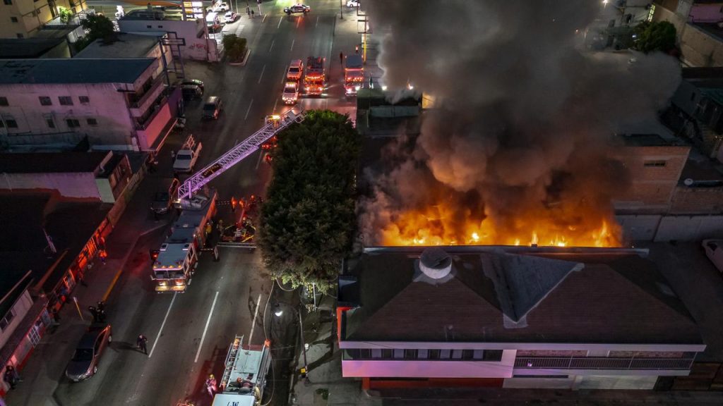Colapsan departamentos en el centro tras incendio