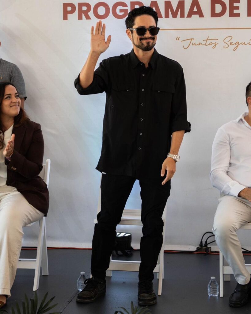 Otorgan distinción de huésped Distinguido de Ensenada al piloto Alan Ampudia