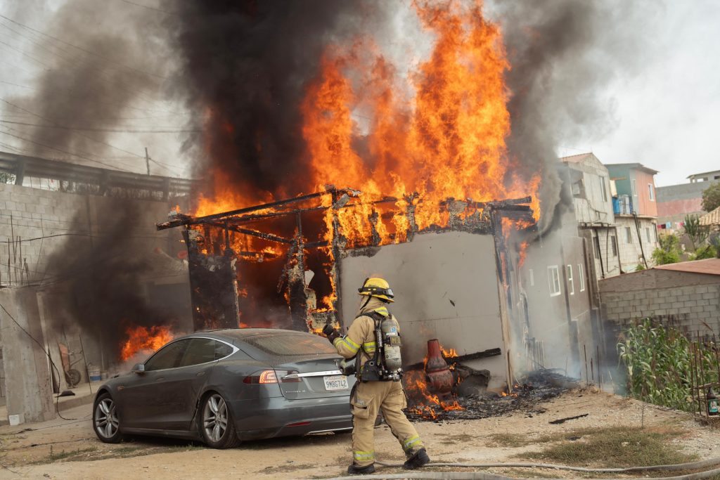 Se cuelgan de poste de luz para cargar un Tesla y se incendia