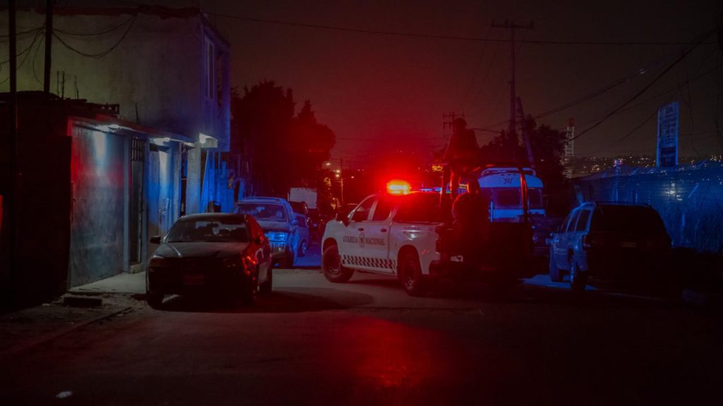 Arrojan maleta con el cuerpo de una mujer