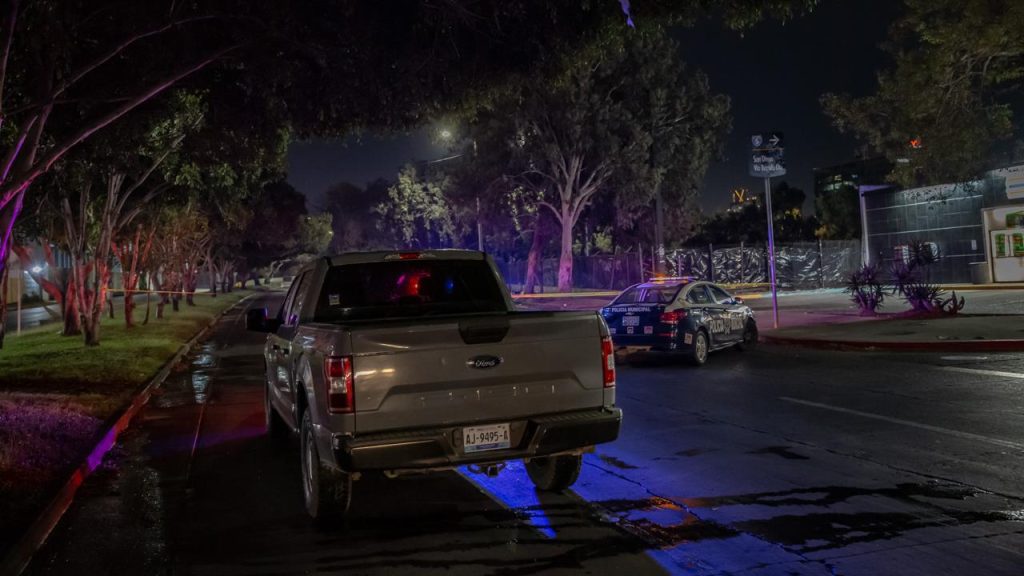 Dejan auto con un cadáver y narcomensaje cerca del HGT 
