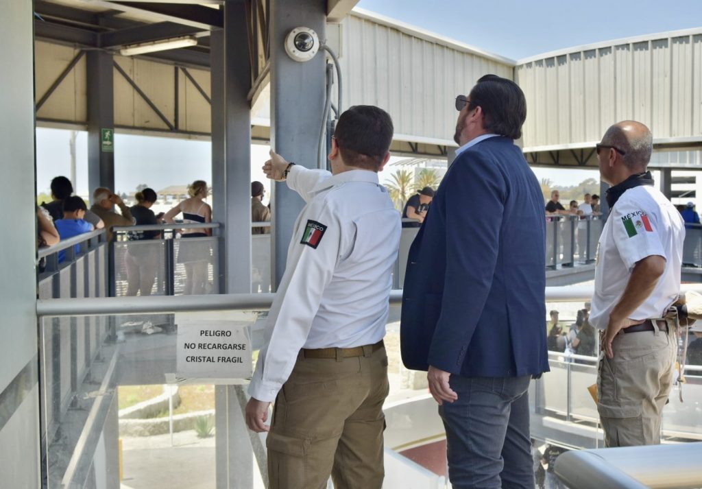 Se cuelgan de poste de luz para cargar un Tesla y se incendia Se cuelgan de poste de luz para cargar un Tesla y se incendia