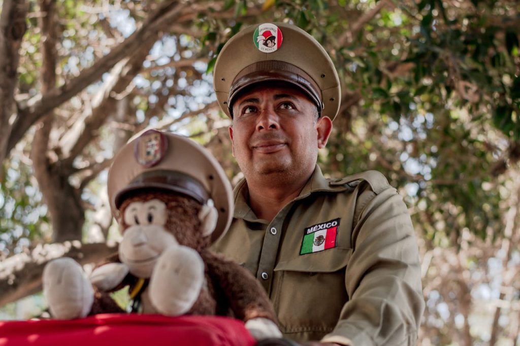 Gabo y Adair, los organilleros que amenizan las calles de Tijuana