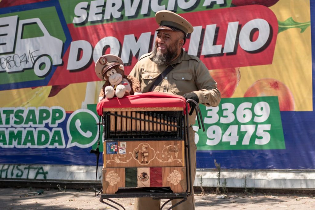 Gabo y Adair, los organilleros que amenizan las calles de Tijuana