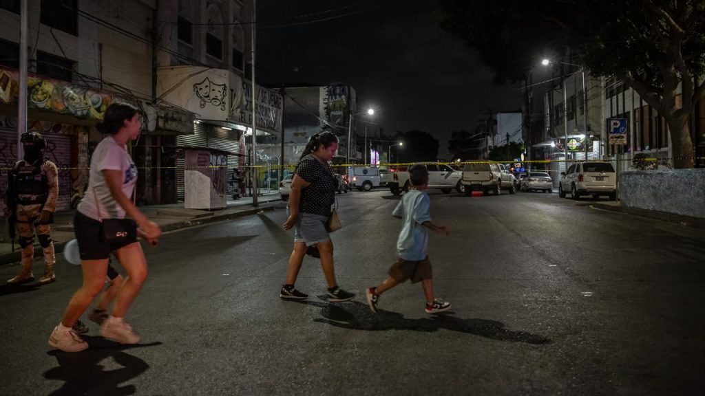 Dejan carro con dos cuerpos y narco mensaje en la Sexta