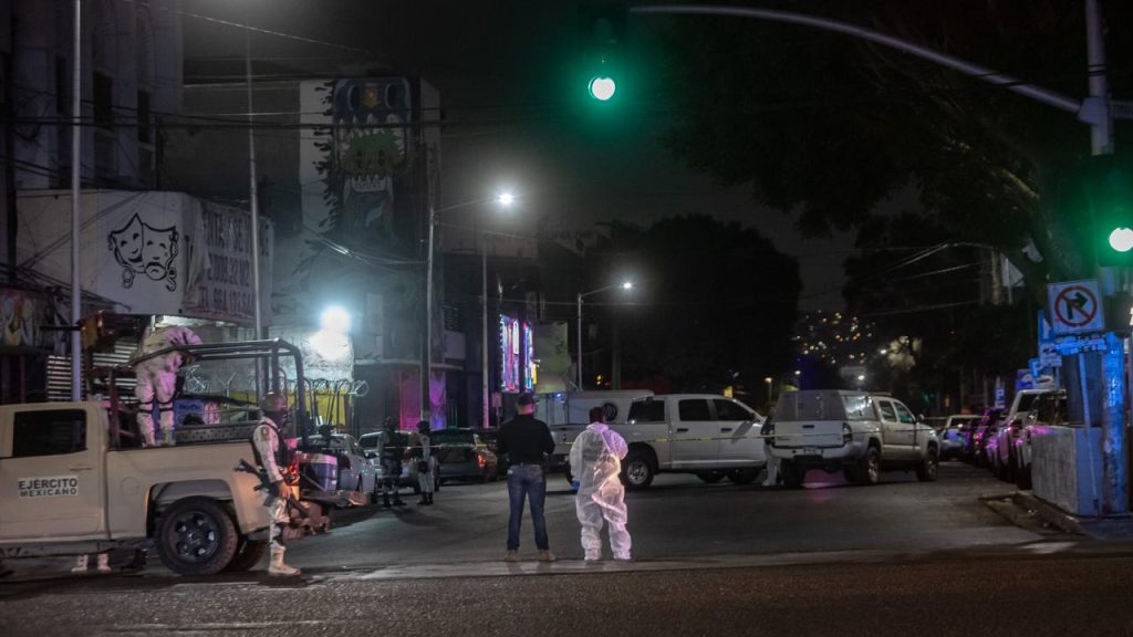 Dejan carro con dos cuerpos y narco mensaje en la Sexta