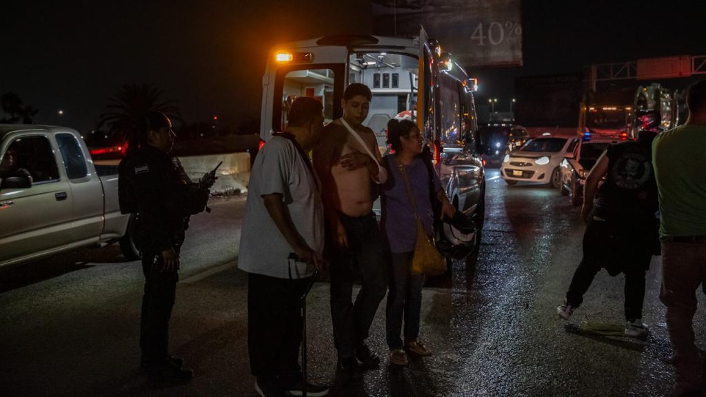 Motociclista cae en una zanja del puente México