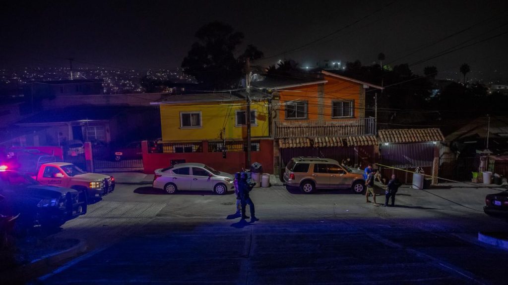 Motociclista cae en una zanja del puente México