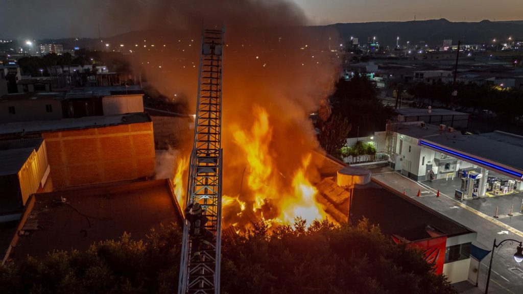 Colapsan departamentos en el centro tras incendio