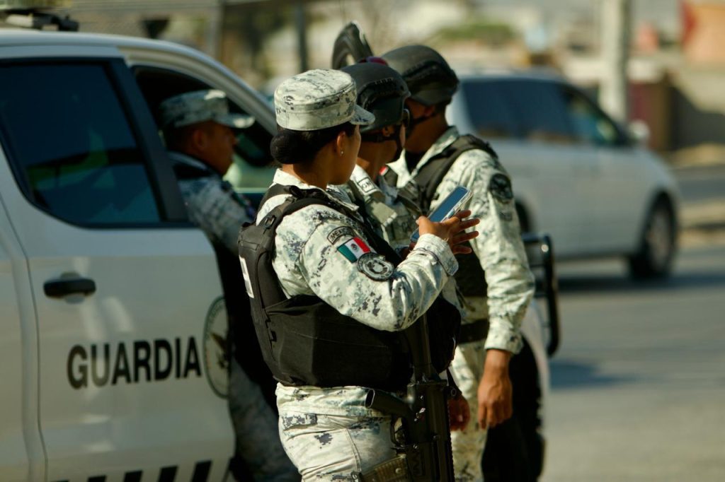 Balean a policías que remolcaban una Jeep